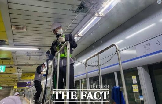 17일 인천교통공사 관계자가 역사내 환기구 청소를 하고 있다. /인천교통공사