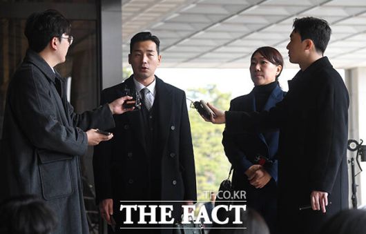 명태균 의혹을 폭로한 강혜경 씨가 문건일 변호사와 함께 3월 10일 오후 서울 서초구 서초동 서울중앙지방검찰청 명태균 의혹 전담수사팀 조사에 출석하고 있다. /장윤석 기자