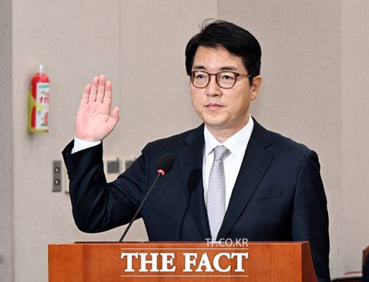 심우정 검찰총장이 지난해 10월21일 오전 서울 여의도 국회에서 열린 법제사법위원회의 대검찰청에 대한 국정감사에 참석해 증인선서를 하고 있다./배정한 기자