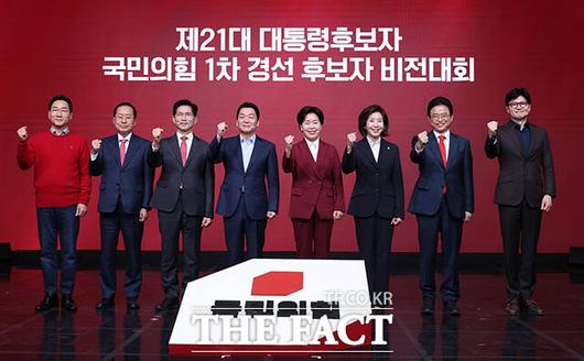 제21대 대통령후보자 국민의힘 1차 경선 후보자 비전대회가 18일 오후 서울 강서구 ASSA아트홀에서 열린 가운데 참석한 후보들이 기념 촬영을 하고 있다. 왼쪽부터 유정복 인천시장, 홍준표 전 대구시장, 김문수 전 고용노동부 장관, 안철수 의원, 양항자 전 의원, 나경원 의원, 이철우 경북도지사, 한동훈 전 국민의힘 대표. /국회사진취재단