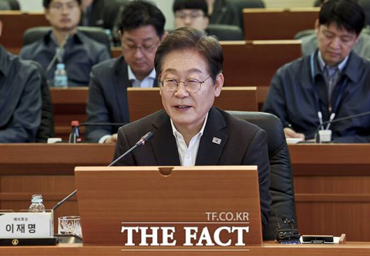 이날 충청권 지역 공약을 발표한 이 전 대표는 대통령에 당선된다면 임기 내 세종 대통령 집무실과 국회 세종의사당을 건립하겠다고 밝혔다. 이 전 대표가 17일 오전 대전 유성구 국방과학연구소(ADD)에서 열린 현장 간담회에 참석해 인사말을 하고 있다. /국회사진취재단