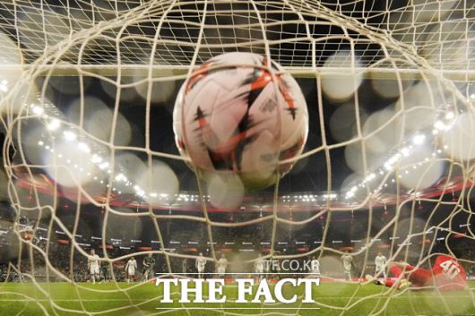 1,2차전 1-1 동점인 상황에서 토트넘이 2-1로 앞서는 도미닉 솔란키의 페널티킥 선제골 순간./프랑크푸르트=AP.뉴시스