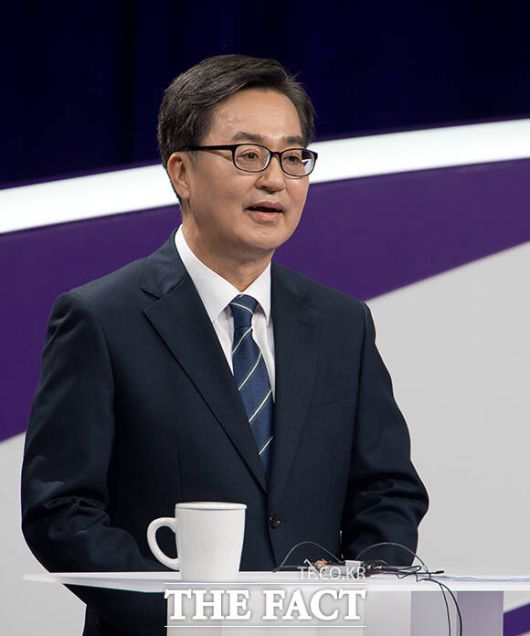 가장 먼저 불붙은 쟁점은 개헌 문제였다. 김동연 후보는 "(개헌에 대해) 많은 기대를 하고 있었는데 대표로 두 번 연임하면서도 이와 같은 노력이 보이지 않았다는 생각이 들었다"며 "왜 그러셨나"라고 물었다. /국회사진취재단