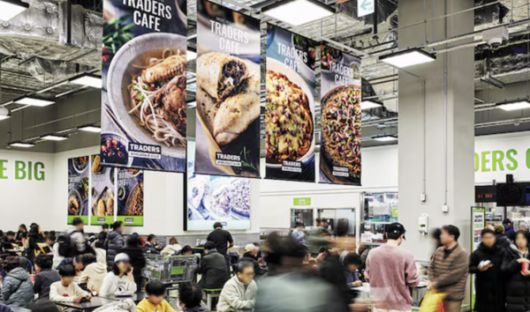 지난 2월 서울 마곡에 오픈한 창고형 할인매장 '트레이더스 마곡점'. 피자, 쌀국수 등 간단한 먹거리를 파는 'T-카페'도 인기가 많다. /이마트