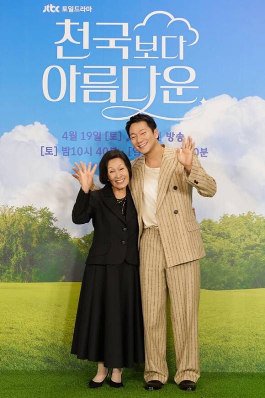 배우 김혜자(왼쪽)와 손석구가 '천국보다 아름다운'에서 부부로 호흡을 맞춘다. /KBS