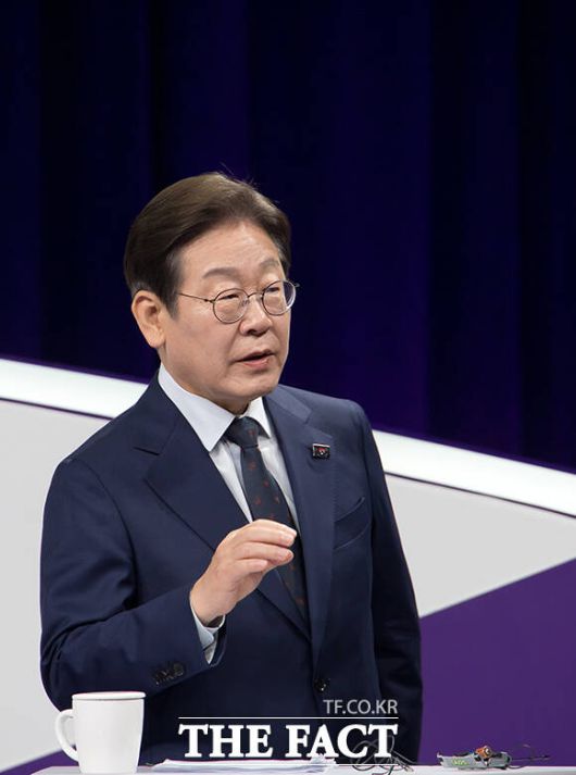 정당 정체성을 둘러싼 논쟁도 이어졌다. 이재명 후보는 "민주당의 정체성으로 잠깐 논쟁이 있었는데 저는 민주당이 실제 중도 정당이라고 생각한다"라고 주장했다. /국회사진취재단