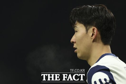 발 부상으로 18일 아인트라흐트 프랑크푸르트와 2024~2025 UEL 8강 2차전 출전 명단에서 제외된 손흥민./AP.뉴시스