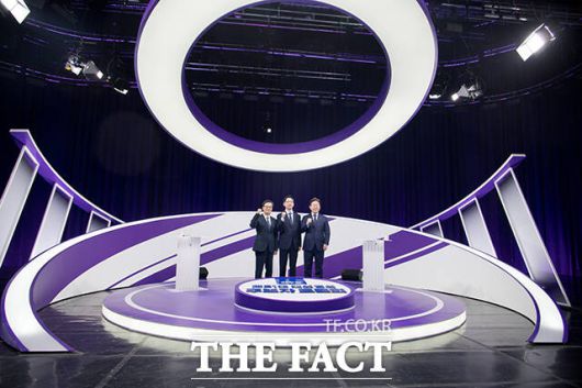 첫 TV토론회에서 격돌하는 김동연, 김경수, 이재명 더불어민주당 대선 경선 후보(왼쪽부터).
