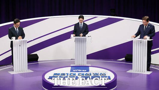 김동연 경기지사, 김경수 전 경남지사, 이재명 전 대표(왼쪽부터)가 첫 TV토론을 앞두고 자료를 살펴보고 있다.