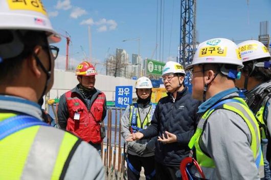 안병철 삼성물산 CSO가 현장 근로자들에게 추락 위험 작업에 대한 주의 사항을 전달하고 있다. /삼성물산 건설부문