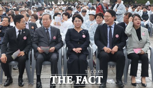 정당 대표자들이 19일 서울 강북구 국립 4·19민주묘지에서 열린 제65주년 4·19 혁명 기념식에 참석해 대화하고 있다. 왼쪽부터 박찬대 더불어민주당 당대표 직무대행 겸 원내대표, 국민의힘 권영세 비상대책위원장, 조국혁신당 김선민 당대표 권한대행, 개혁신당 천하람 상임선거대책위원장, 기본소득당 용혜인 대표. /뉴시스