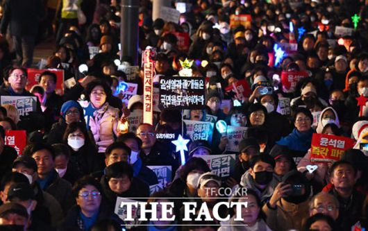 윤석열 대통령 석방 닷새째인 12일 오후 서울 종로구 광화문 동십자각 인근에서 윤석열 즉각퇴진·사회대개혁 비상행동 주최로 열린 윤 대통령 파면 촉구 집회에서 참가자들이 구호를 외치고 있다. /이새롬 기자