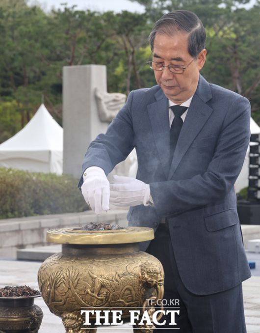 한덕수 대통령 권한대행 국무총리가 19일 서울 강북구 국립 4·19민주묘지에서 열린 제65주년 4·19 혁명 기념식에서 분향하고 있다. /뉴시스