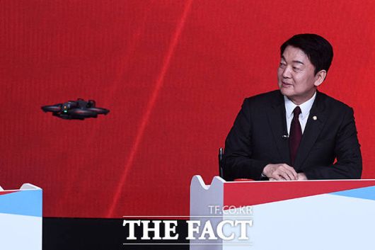 드론 바라보는 안철수 국민의힘 대선 경선 후보.