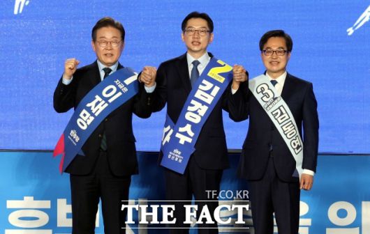 이재명, 김경수, 김동연 더불어민주당 대선 경선 후보자들이 19일 오후 충북 청주시 서원구 청주체육관에서 열린 제21대 대통령선거 후보자 선출을 위한 충청권 합동연설회에서 기념촬영을 하고 있다. /뉴시스