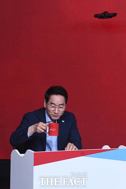 유정복 국민의힘 대선 경선 후보가 조별 토론회에 앞서 토론을 준비하는 가운데 머리에 드론이 날아다니고 있다.