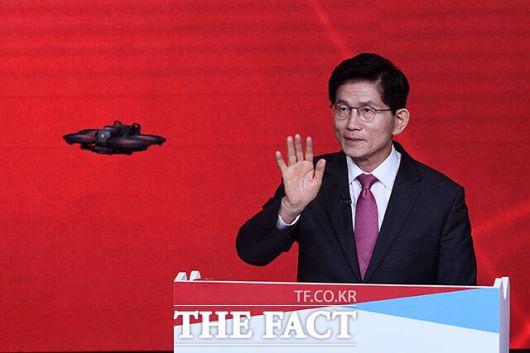 김문수 국민의힘 대선 경선 후보가 드론을 향해 인사하고 있다.