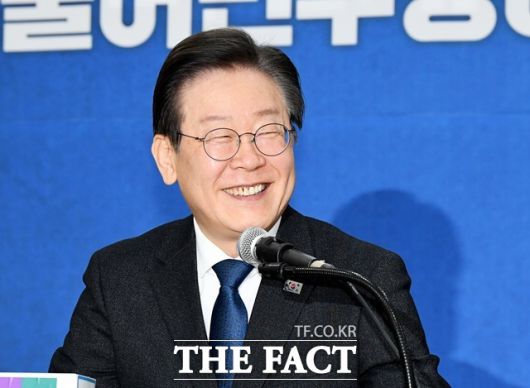 이재명 더불어민주당 대통령 선거 경선 후보는 "김대중·노무현·문재인의 뒤를 이어 네 번째 민주정부를 수립하겠다"며 "국민과 함께, 동지와 함께 반드시 정권을 되찾겠다"라고 밝혔다. /배정한 기자