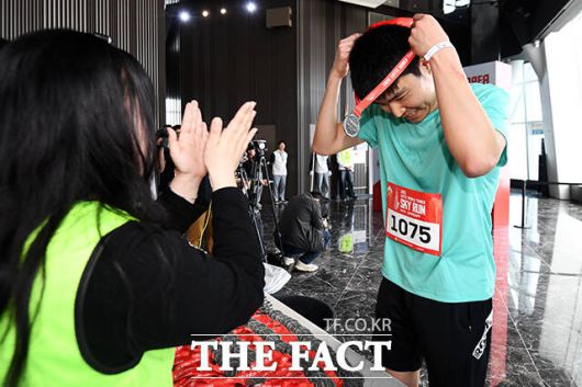 완주에 성공한 참가자가 메달을 목에 걸고 있다.