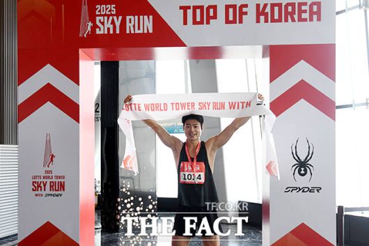 한 참가자가 결승선을 통과하며 기뻐하고 있다.