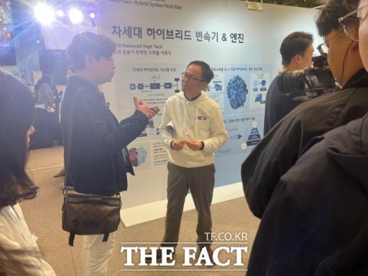 한동희 현대차그룹 전동화개발담당 부사장이 10일 오전 서울 중구 차세대 하이브리드 시스템 테크 데이에서 취재진 질문에 답하고 있다. /최의종 기자