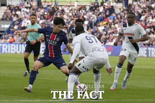 지난달 8일 렌 원정 이후 43일 만에 리그1 선발 출전하고 있는 이강인의 경기 장면./파리=AP.뉴시스