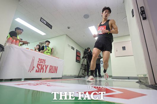 계단으로 123층까지.