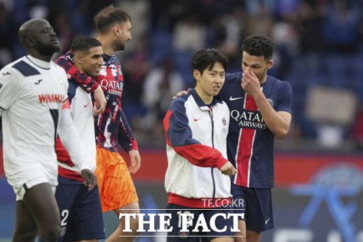 르 아브르와 홈 경기를 2-1로 승리한 PSG의 이강인(오른쪽 두 번째)과 동료 선수들./파리=AP.뉴시스