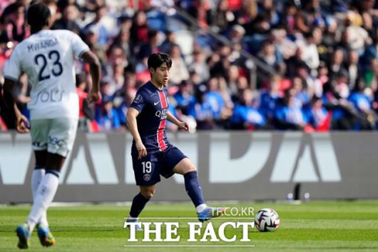 지난달 20일 오만과 2026 북중미월드컵 아시아 3차 예선 76차전에서 왼쪽 발목을 다친 이강인은 31일 만에 건강한 모습으로 73분 동안 경기장을 누볐다./파리=AP.뉴시스