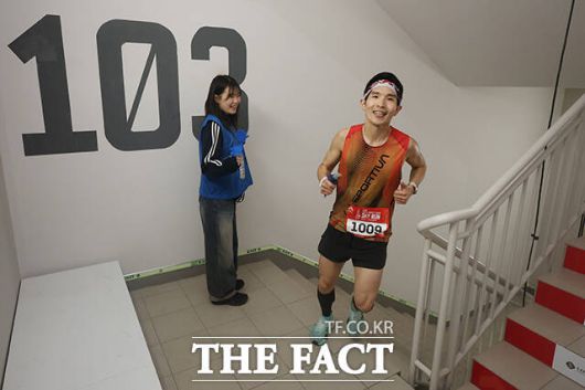 한 참가자가 계단을 오르고 있다.