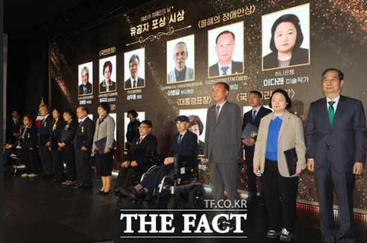 한덕수 대통령 권한대행 국무총리(맨 오른쪽)가 지난 18일 서울 페어몬트 앰배서더 호텔에서 열린 장애인의 날 기념식에서 유공자 포상을 마친 뒤 함께 기념촬영 하고 있다. /뉴시스