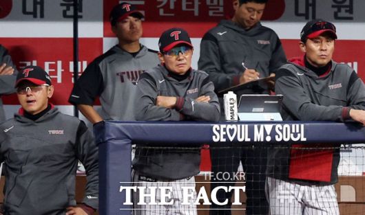 염경엽 LG 트윈스 감독이 여유롭게 더그아웃에서 경기를 지켜보고 있다. 염 감독은 이번 시즌 '소통'을 중시하는 등 많이 유연해졌다는 평가를 받고 있다. /뉴시스