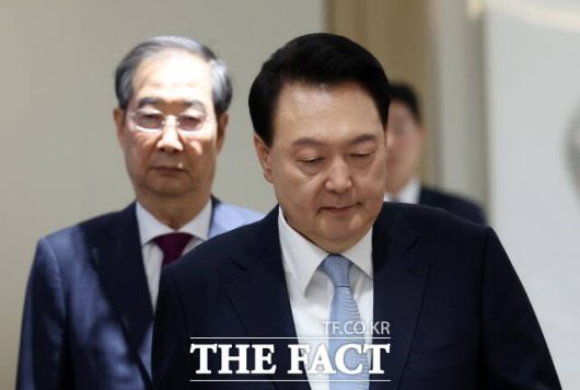 한 권한대행의 외신 인터뷰 이후 더불어민주당은 공세 수위를 높였다. 김민석 민주당 최고위원은 21일 "내란공범 임시대행이 주제와 본분을 모르고 노욕의 대권을 꿈꾼다면 망신은 자유지만 처신은 오버하지 말라"고 지적했다. /뉴시스