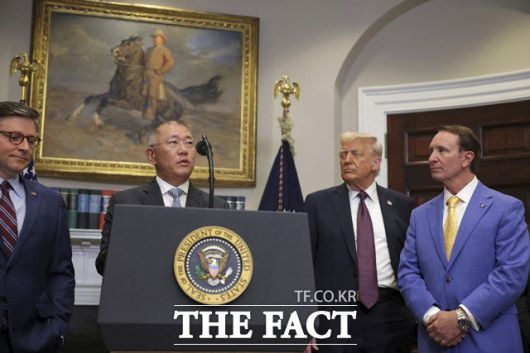 정의선 현대차그룹 회장(왼쪽 두 번째)이 지난달 24일(현지시간) 미국 백악관 루즈벨트룸에서 도널드 트럼프 대통령(오른쪽 두 번째), 마이크 존슨 하원의장(맨 왼쪽), 제프 랜드리 루이지애나 주지사(맨 오른쪽)가 지켜보는 가운데 대규모 투자 발표를 하고 있다. /AP·뉴시스