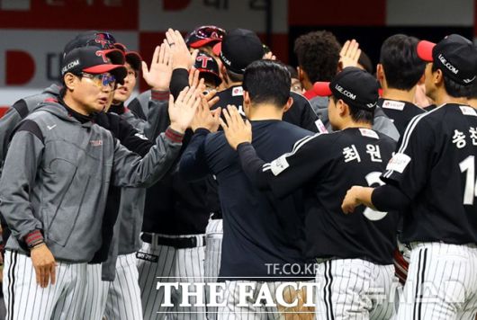 염경엽 LG 트윈스 감독이 승리 뒤 더그아웃에서 나와 선수들을 맞이하고 있다. 올시즌 LG 트윈스의 일상다반사다. /뉴시스