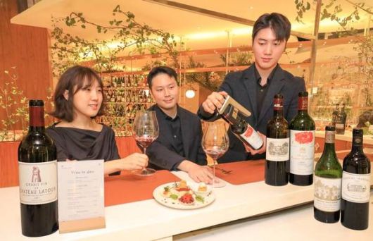 현대백화점 압구정본점 지하 1층에 위치한 '프리미엄 글라스 와인 바'에서 고객들이 최고급 와인에 해당하는 5대 샤토를 글라스 와인으로 즐기고 있다. /현대백화점