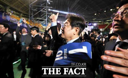 더욱 주목할 지점은 이재명 후보가 국민의힘 주요 후보들과 이준석 개혁신당 후보와의 가상 3자 대결 모두에서 54% 이상의 지지율을 기록했다는 것이다. /뉴시스