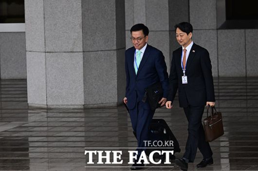 최상목 경제부총리 겸 기획재정부 장관(왼쪽)과 안덕근 산업통상자원부 장관이 지난해 11월 경기 성남 서울공항에서 아시아·태평양 경제협력체(APEC)·G20 정상회의 참석을 위해 출국하고 있다. /남윤호 기자