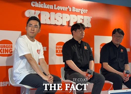 버거킹 신메뉴 기자간담회가 23일 오전 서울 버거킹 약수역점에서 열린 가운데 이성하 마케팅부문 CMO, 추연경 제품개발팀 과장, 이성재 제품개발팀 팀장(왼쪽부터)이 참석해 신메뉴에 대해 설명했다./문화영