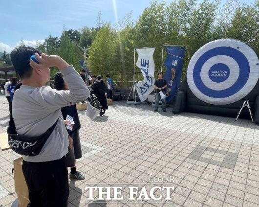 지난 4월 19일(토) 및 20일(일) 대구삼성라이온즈파크(삼성-롯데전)에서 열린 ‘내 응원의 함성을 스포츠토토와 함께‘ 현장 행사에 한 시민이 미니 스포츠 게임에 참가하고 있다./스포츠토토