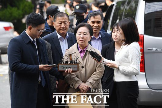 '김건희 여사 공천 개입 의혹'의 핵심 인물인 김영선 전 국민의힘 의원이 2024년 11월 13일 오후 경남 창원시 성산구 창원지방법원에서 열린 구속 전 피의자 심문(영장실질심사)을 받기 위해 출석하며 입장을 밝히고 있다. /창원=장윤석 기자