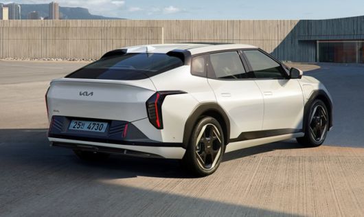 EV4는 엑셀과 브레이크 모두 의도적으로 반 템포 늦게 반응하는 듯한 무게감이 있어 주행 시 피로감이 적었다. 차체는 회전 구간에서도 좌우로 쉽게 쏠리지 않았다. /기아