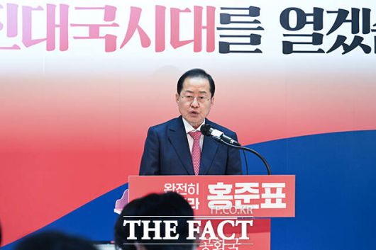 특히 홍 후보에 대한 집중 공세가 이어지고 있다. 민주당은 2022년 대구시장 경선 당시 홍 후보 측이 명 씨 측에 여론조사를 의뢰했다는 의혹과 함께 대구시 당원명부가 캠프쪽으로 유출됐다는 주장도 제기했다. /박헌우 기자