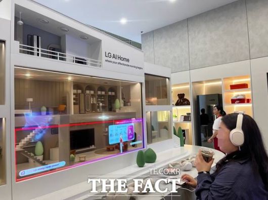 LG전자 전시관을 찾은 관람객이 AI홈 기능을 살펴보고 있다. /조소현 기자
