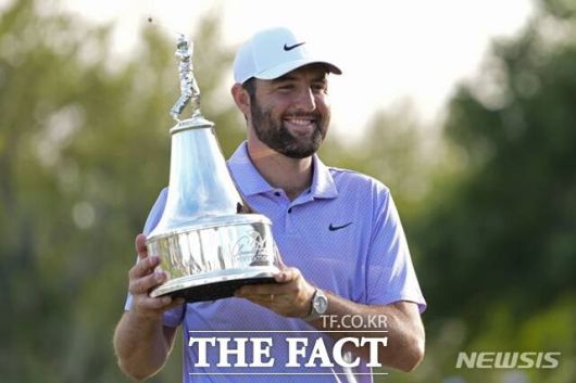 지난해 아놀드 파머 인비테이셔널에서 우승한 뒤 트로피를 들고 포즈를 취한 스코티 셰플러./AP. 뉴시스