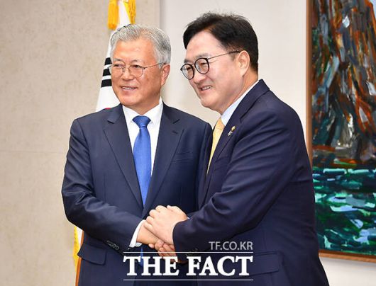 4·27 판문점선언 7주년 기념식 참석차 국회를 방문한 문재인 전 대통령이 25일 오후 서울 여의도 국회에서 우원식 국회의장과 기념촬영을 하고 있다. /국회사진취재단