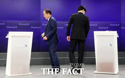 25일 오후 종로구 동아미디어센터 채널A스튜디오에서 국민의힘 대선 2차 경선 진출자인 한동훈, 홍준표 후보가 기념촬영 후 자리로 돌아가고 있다. /국회사진취재단