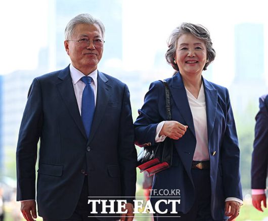 퇴임 후 처음으로 국회 방문한 문재인 전 대통령(왼쪽)과 김정숙 여사.