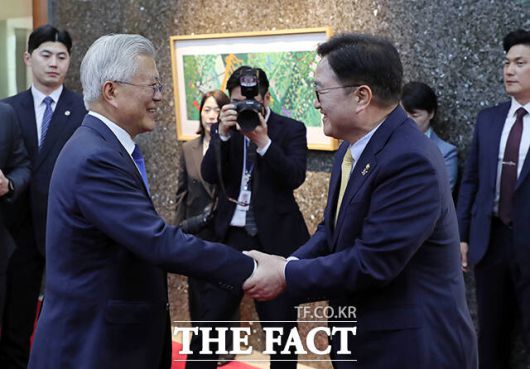 우원식 국회의장과 인사하는 문재인 전 대통령(왼쪽).