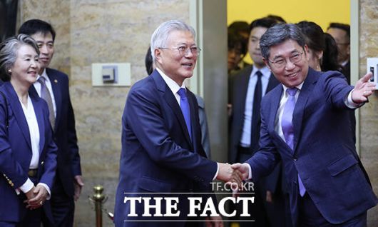 조오섭 신임 국회의장비서실장(오른쪽)과 인사를 나누는 문재인 전 대통령(가운데).